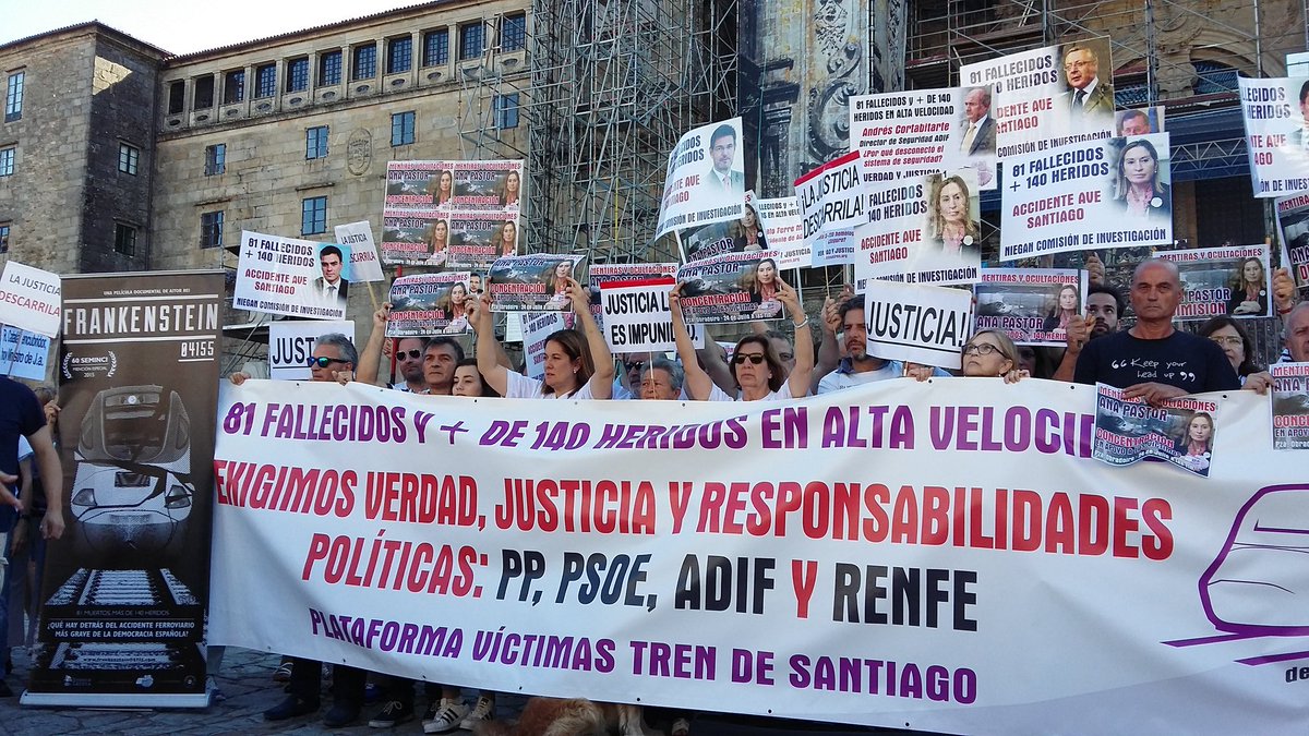 Las víctimas del accidente del Alvia español 04155 en Santiago de Compostela (Galicia) hace 3 años, hoy durante la manifestación reclamando la dimisión de Ana Pastor. lasvocesdelpueblo.