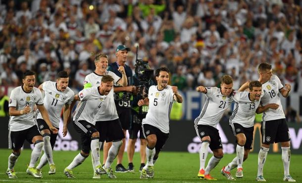 Los jugadores alemanes celebran el pase a semifinales tras la tanda de penaltis del Alemania-Italia de cuartos de final en el Stade de Bordeaux en Burdeos, Francia. EFE