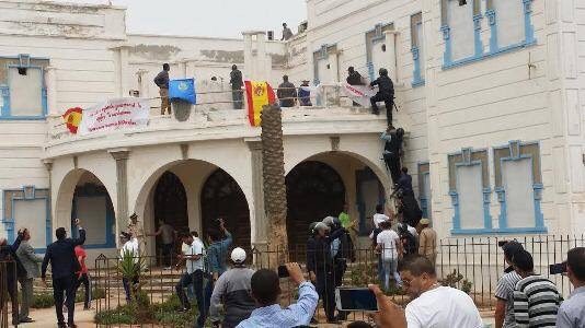 Los manifestantes patriotas españoles con nacionalidad marroquí hoy en la ciudad Sidi Ifni en la terraza del antiguo consulado español. Lasvocesdelpueblo. FOTOGRAFÍA. SIDI IFNI, ANTIGUA PROVINCIA ESPAÑOLA "SANTA CRUZ DE LA PEQUEÑA" (MARRUECOS), 25 DE JULIO DE 20216. Los manifestantes patriotas españoles con nacionalidad marroquí hoy en la ciudad Sidi Ifni en la terraza del antiguo consulado español. Lasvocesdelpueblo (Ñ Pueblo)