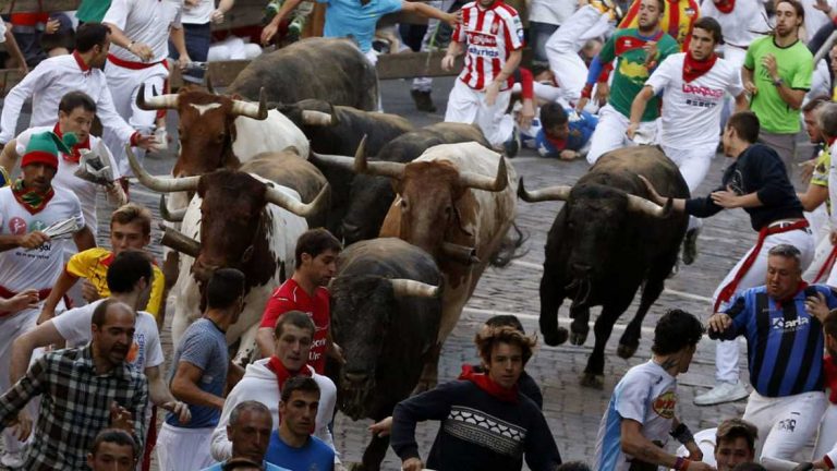 Último encierro de San Fermín 2016 con los Miura, accidentado por las caídas de los toros