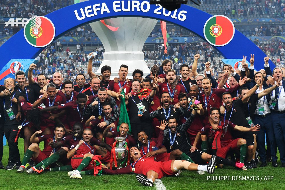Los portugueses celebran el título que levanta primero Cristiano Ronaldo tras la final de la Eurocopa en el Stade de France en Saint-Denis, Francia. Afp