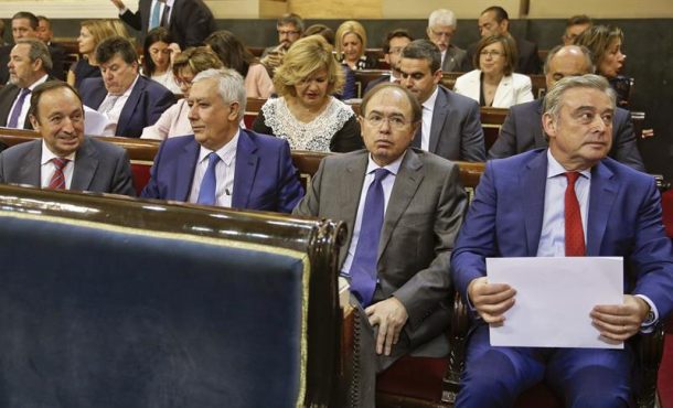 Los senadores populares Pedro Sanz (i), Javier Arenas (2i), Pio García-Escudero (2d), y José Manuel Barreiro (d), al inicio hoy de la sesión constitutiva del Senado de la XII Legislatura. EFE
