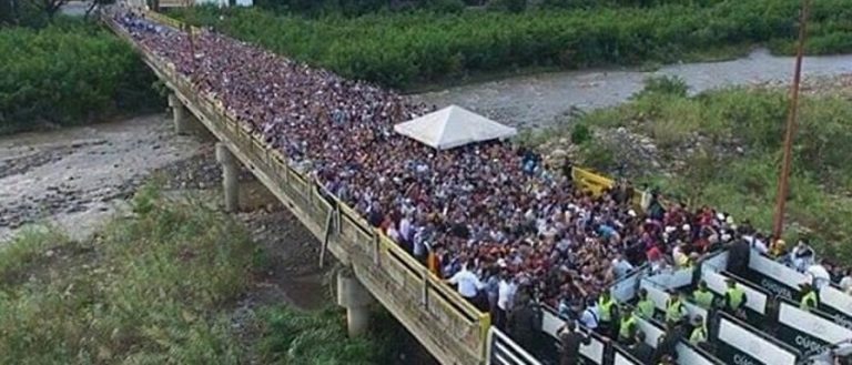 Más de 130.000 venezolanos cruzan la frontera con Colombia para comprar el pan y papel higiénico
