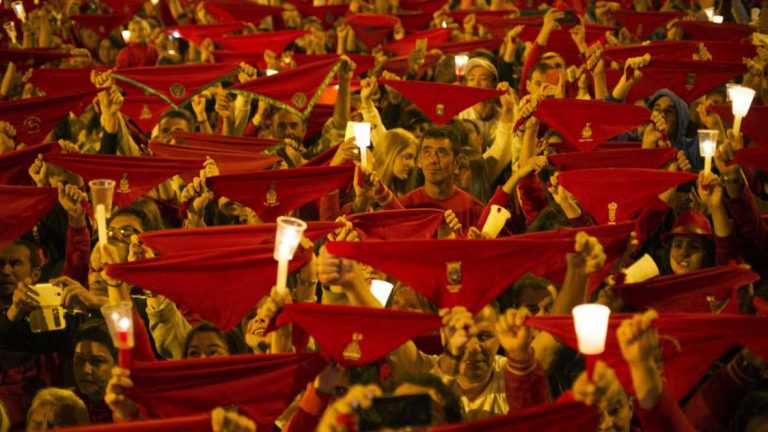 Pamplona despide los sanfermines 2016 con el «Pobre de mí» y velas encendidas y pañuelos rojos