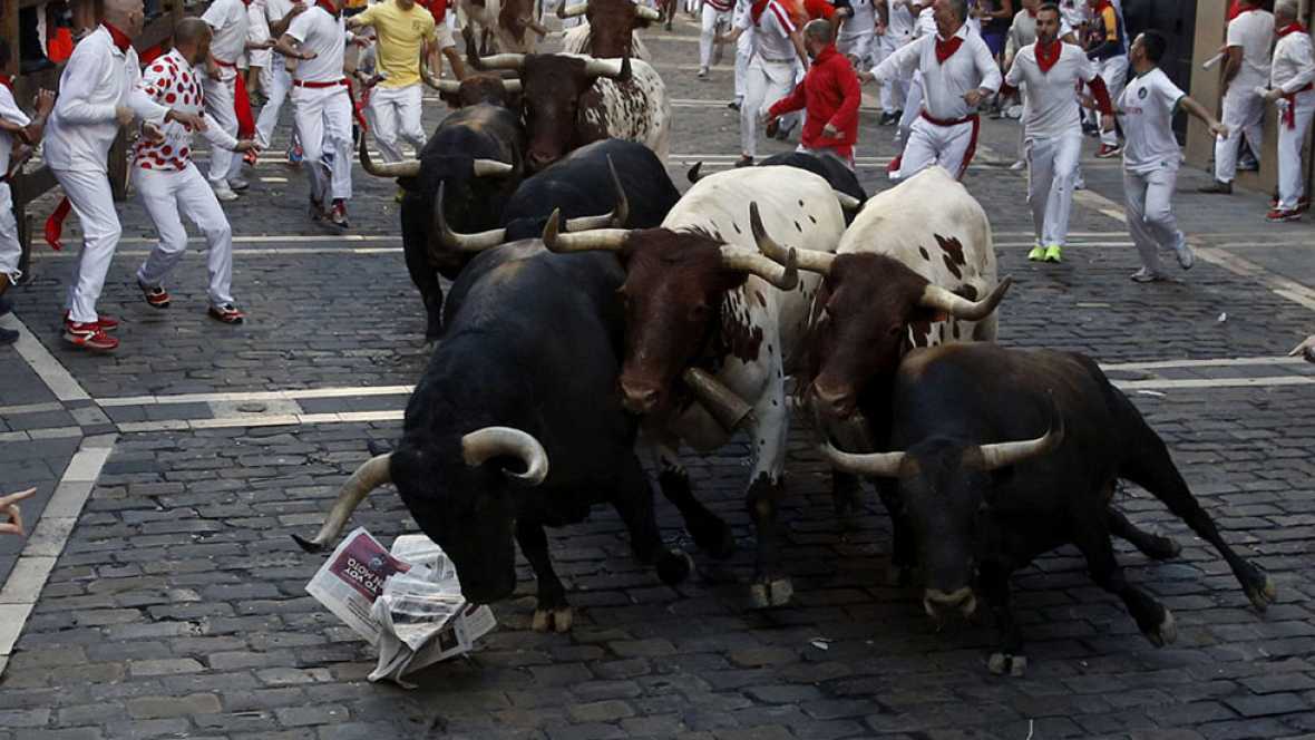 Sexto encierro de San Fermín 2016 muy rápido y con bonitas carreras ante los Victoriano del Río. Captura imagen vídeo del sexto encierro de los sanfermines 2016. Lasvocesdelpueblo