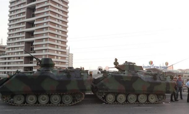 Tanques militares hoy en las calles de Estambul.Al menos 60 muertos durante el intento de Golpe de Estado en Turquía. EFE