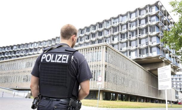 Un agente de la policía hace guardia en el exterior del hospital Benjamin Franklin en Berlín, Alemania hoy, 26 de julio de 2016... Efe