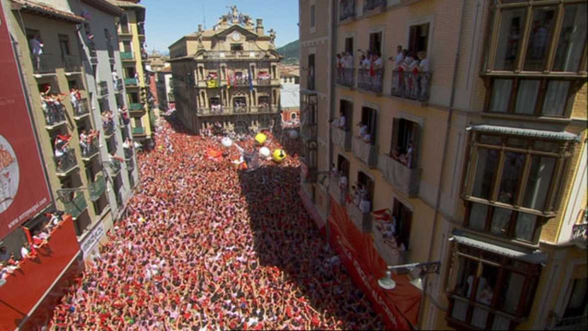 Un multitudinario chupinazo da inicio a San Fermín 2016. Lasvocesdelpueblo.