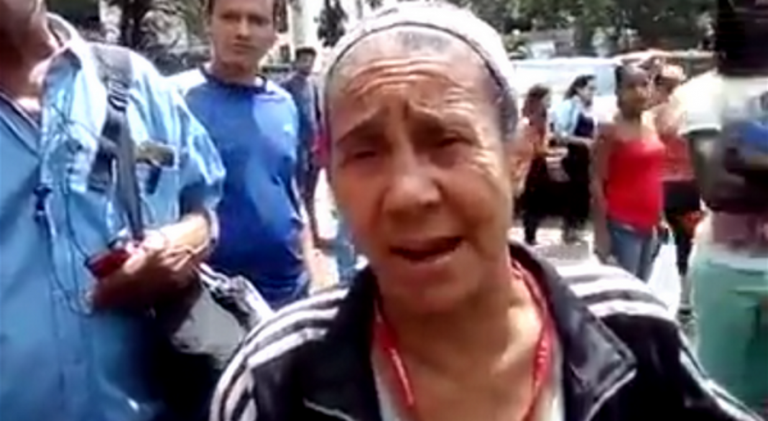 Los venezolanos se despiertan en las puertas de los supermercados para ver si pueden comprar comida