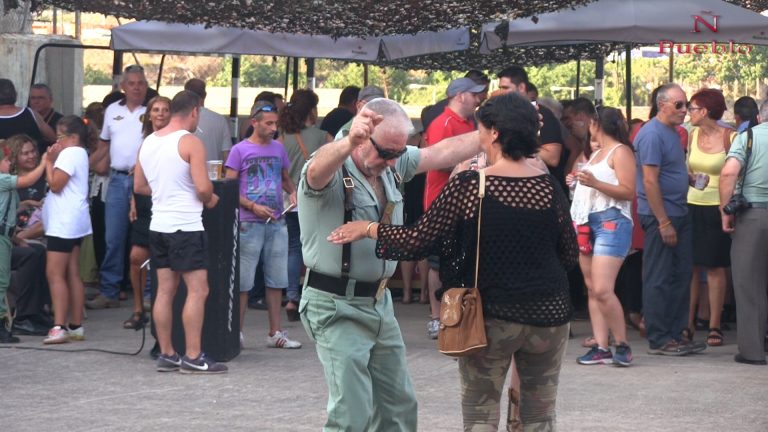 Un legionario español (c) bailando junto a un grupo de mujeres catalanas y representantes de los colectivos Asociación Sanfilippo de Barcelona y Fundación Síndrome 5P-. Lasvocesdelpueblo.
