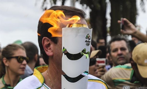 El alcalde de Río de Janeiro, Eduardo Paes (c), recibe la antorcha olímpica hoy, miércoles 3 de agosto de 2016, a su llegada a la ciudad. Un pequeño empresario barcelonés, Jordi Granados... EFe