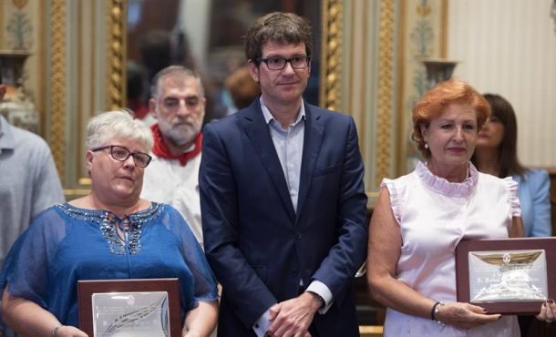 El alcalde de Vitoria, Gorka Urtaran (c), posa junto a las viudas de Antonio Ligero y Rafael Mucientes, víctimas de ETA, tras entregarles una placa, durante la recepción que el Ayuntamiento... Efe