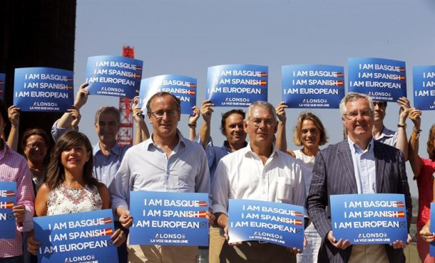 El candidato a la presidencia autonómica del País Vasco y presidente del PP vasco, Alfonso Alonso (2-i), en la presentación hoy de los candidatos de su partido... Efe.