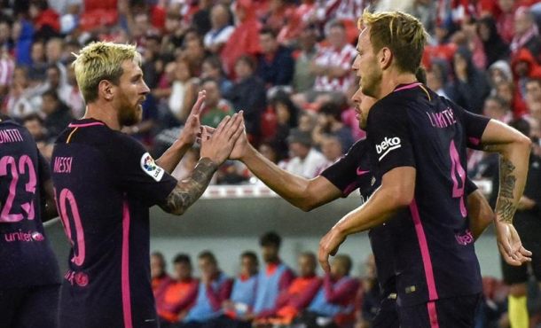 El centrocampista croata del F. C. Barcelona Ivan Rakitic (d) celebra junto a sus compañeros, el delantero argentino Leo Messi (i) y el defensa Jordi Alba (2d)... Efe.
