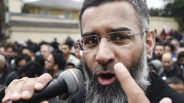 El clérigo radical británico Anjem Choudary, durante unos de sus clases de adoctrinamiento contra el occidente desde el propio occidente. Archivo Efe.
