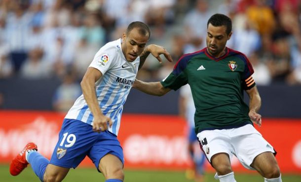 El defensa del Club Atlético Osasuna M. Flaño (d) lucha el balón con el delantero del Málaga CF, Sandro (i), durante el partido de la primera jornada de Liga en Primera División. EFE