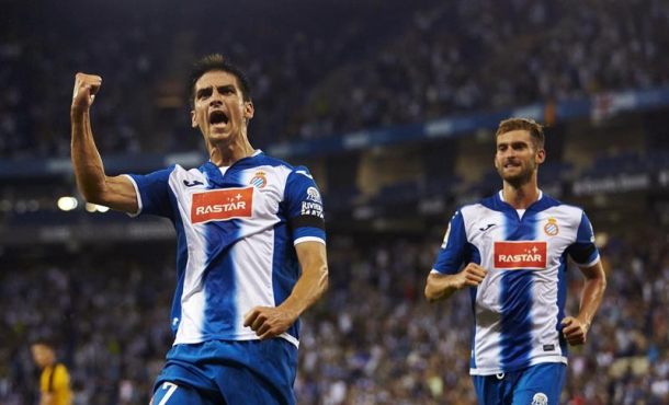 El delantero del RCD Espanyol Gerard Moreno (i) celebra su gol, primero del equipo ante el Málaga CF, durante el partido correspondiente a la segunda jornada de Liga en Primera Divisió..EFE