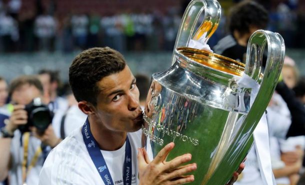 El delantero del Real Madrid, Cristiano Ronaldo, con el trofeo de la liga de campeones, ha sido elegido mejor jugador de la UEFA en la temporada 2015-16. Archivo Efe.