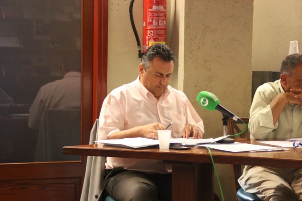 El edil del PP en el Ayuntamiento de Palafolls (Barcelona), Óscar Berman Boldú, durante un pleno ordinario del consistorio catalán. Archivo Lasvocesdelpueblo.