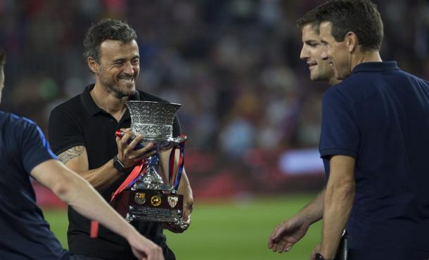El entrenador del FC Barcelona Luis Enrique Martínez (2i) sostiene el trofeo tras vencer por 3-0 al Sevilla FC de la Supercopa en Barcelona. EFE 