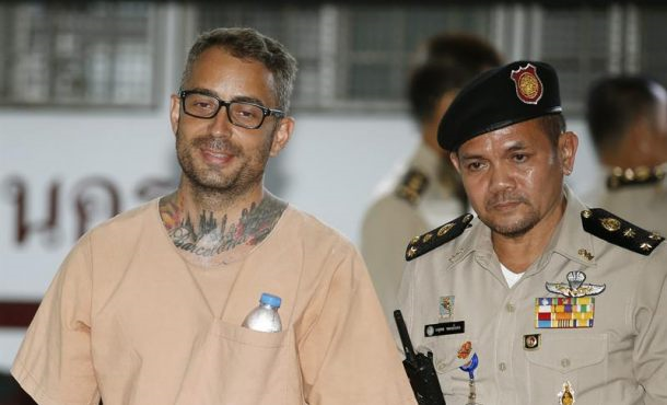 El español Artur Segarra (i) a su llegada a la Corte Criminal de Tailandia, en Bangkok. Archivo Efe.