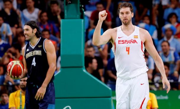El español Pau Gasol (d) celebra una canasta durante el partido ante Argentina del grupo B correspondiente a la fase preliminar de los Juegos Olímpicos de Río 2016, hoy 15 de agosto de 2016. EFE