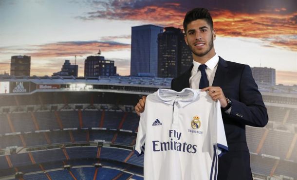 El futbolista mallorquín Marco Asensio posa hoy durante su presentación con la camiseta del Real Madrid, donde jugará tras convencer... EFE