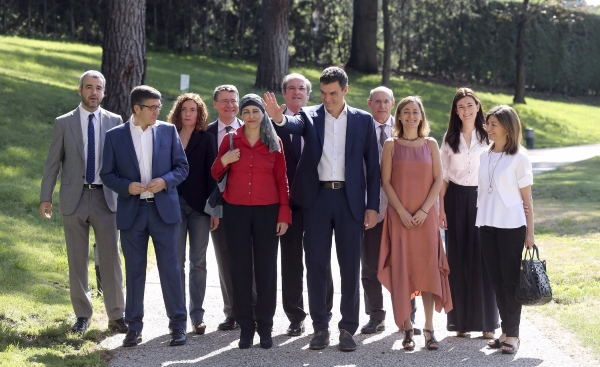 El gobierno a la sombra del candidato del PSOE a la presidencia del Reino de España. Archivo Efe.