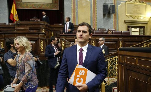El líder de Ciudadanos, Albert Rivera, a su llegada al hemicíclo del Congreso de los Diputados donde se celebra la segunda sesión del debate de investidura del líder del PP, Mariano Rajoy. EFE