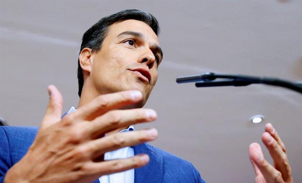 El líder del PSOE, Pedro Sánchez, durante la rueda de prensa que ha ofrecido en el Congreso tras la reunión de la Ejecutiva y la dirección del grupo parlamentario socialista. EFE
