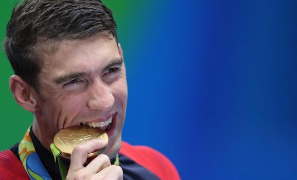El medallista de oro estadounidens Michael Phelps posa durante la premiaciòn de la final masculina de los 200 metros mariposa... EFE