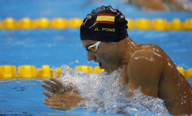 El nadador español Joan Pons en acción durante la competencia de 400m combinado individual masculino en el estadio Olímpico Acuático.. EFE