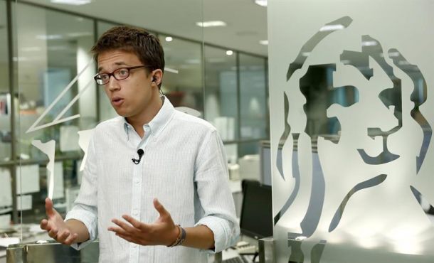 El portavoz de Unidos Podemos, Iñigo Errejón, hace declaraciones a los medios hoy en el Congreso. EFE
