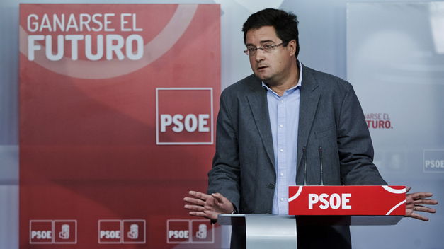 El portavoz del PSOE en el Senado de la patria, óscar lopez, durante una rueda de prensa en la sede del PSOE. Archivo Efe.