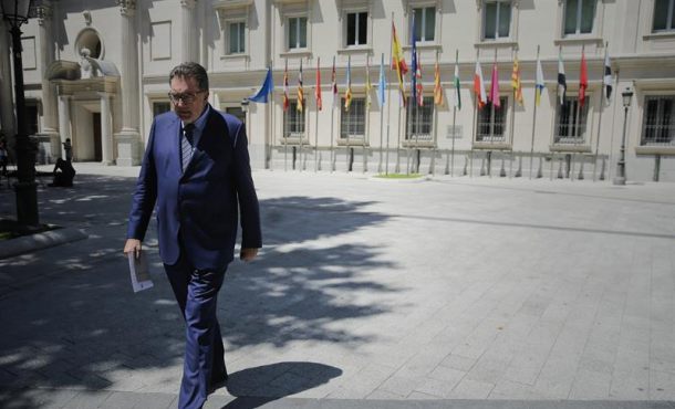 El portavoz del Partit Demòcrata Català (PDC) en la Cámara Alta, Josep Lluís Cleries, momentos antes de atender a los medios a las puertas de la institución... Efe