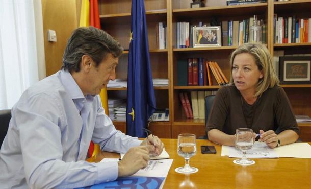 El portavoz parlamentario del PP, Rafael Hernando (i), y la diputada de Coalición Canaria (CC), Ana Oramas (d), durante la reunión que han mantenido hoy en el Congreso de los Diputados. EFE