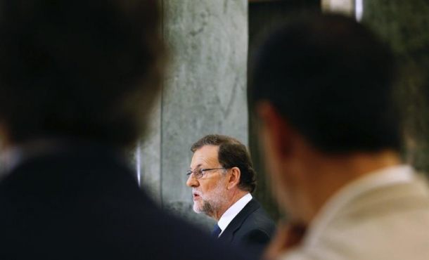 El presidente del Gobierno en funciones, Mariano Rajoy, durante su comparecencia ante los medios tras la firma del acuerdo de investidura suscrito entre el Partido Popular y Ciudadanos.. EFE