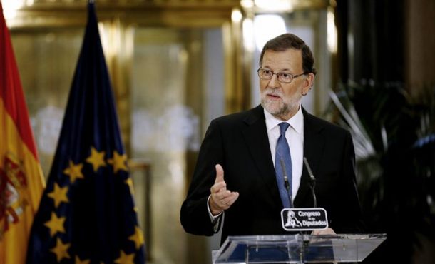 El presidente del Gobierno en funciones, Mariano Rajoy, durante su comparecencia ante los medios tras la firma del acuerdo de investidura suscrito entre el Partido Popular y Ciudadanos... EFE