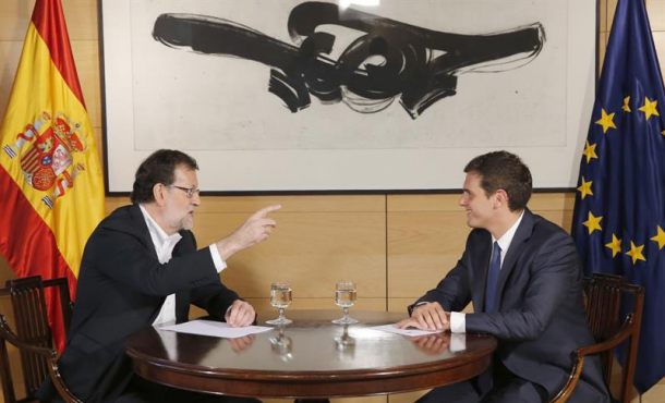 El presidente del Gobierno en funciones y del PP, Mariano Rajoy durante la reunión que mantuvo en el Congreso con el líder de Ciudadanos, Albert Rivera. EFE
