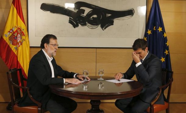 El presidente del Gobierno en funciones y del PP, Mariano Rajoy (i), durante la reunión que mantuvo hoy en el Congreso con el líder de Ciudadanos, Albert Rivera... Efe