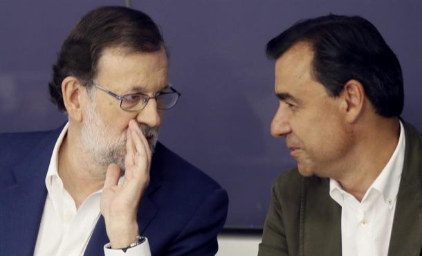 El presidente del Partido Popular y del Gobierno en funciones, Mariano Rajoy,conversa con Fernando Martínez Maillo, al inicio de la reunión del Comité Ejecutivo Nacional del PP... Efe