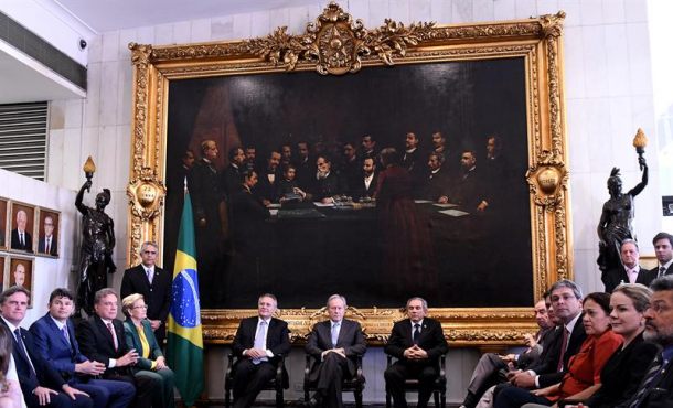 El presidente del Tribunal Supremo de Brasil, Ricardo Lewandowski (c), se reúne con el presidente del Senado... Archivo Efe.