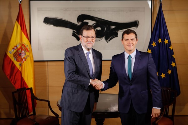 El presidente del gobierno en funciones de España y candidato del PP a la investidura, Mariano Rajoy Brey (i) junto al presidente de C's, Albert Rivera Díaz (d),... Lasvocesdelpueblo.
