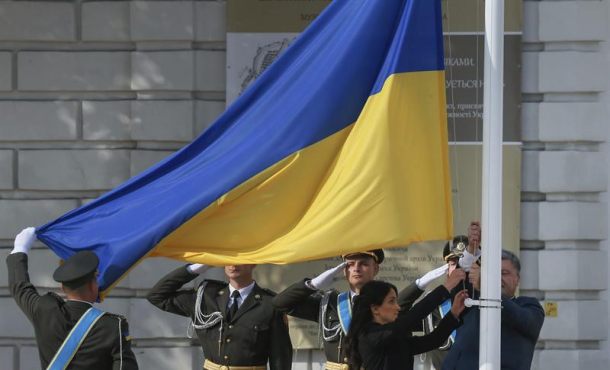 El presidente ucraniano, Petro Poroshenko (dcha), iza una bandera durante una ceremonia por el Día Nacional de la Bandera en la plaza Santa Sofía de Kiev (Ucrania)... Efe