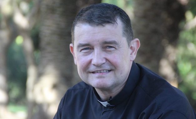 El párroco catalán de la parroquia Inmaculada Concepción de Hospitalet de Llobregat (Barcelona), Custodio Ballester, durante su entrevista con el Portal español de noticias Lasvocesdelpueblo, en el parque Can Boixeres, a unos 200 metros de la parroquia de Hospitalet. Lasvocesdelpueblo