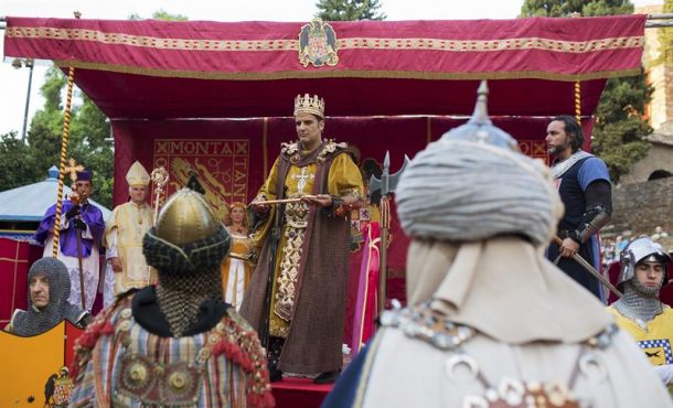 El rey Fernando II de Aragón recibe las llaves de la ciudad durante la recreación de la entrada de los Reyes Católicos en la ciudad de Málaga el 19 de agosto de 1487... Efe