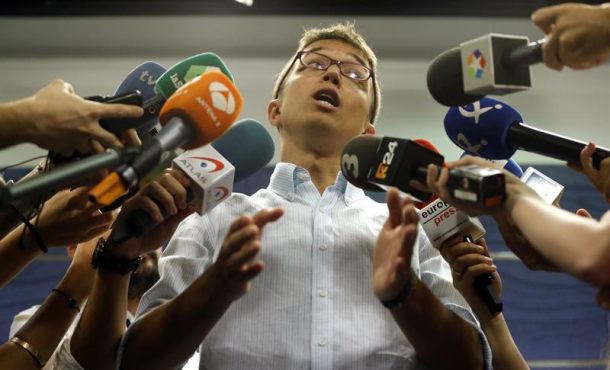 El secretario de Política de Podemos, Iñigo Errejón, contesta a las preguntas de los periodistas en el Congreso de los Diputados tras la reunión de la Mesa del Congreso... Efe