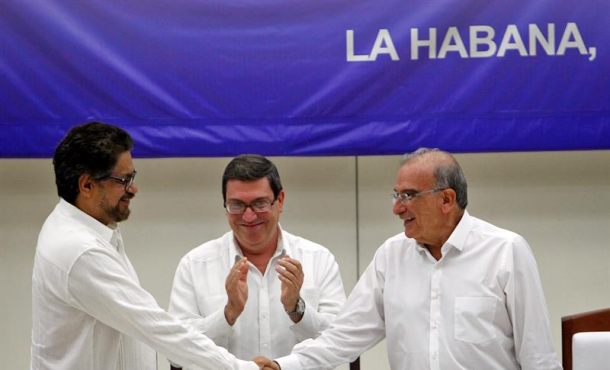 El segundo jefe de las FARC y líder de los delegados de la guerrilla, Luciano Marín (i), alias 'Iván Márquez', saluda al jefe de la delegación de paz... Efe