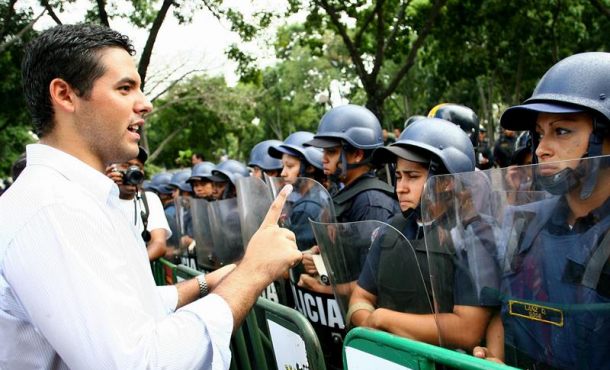 En la imagen, Yon Goicoechea (i), líder estudiantil de la Universidad Católica Andrés Bello (UCAB-privada). Archivo Efe.