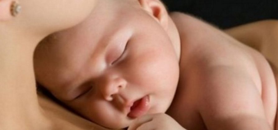 FOTOGRAFÍA. ESPAÑA, AÑO 2016. Un bebe recibiendo el cariño materno y durmiendo profundamente en el pecho de su madre. Efe.